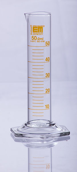 l13500107_messzylinder_50ml MESSZYLINDER 50 ml niedrige Form, braun graduiert