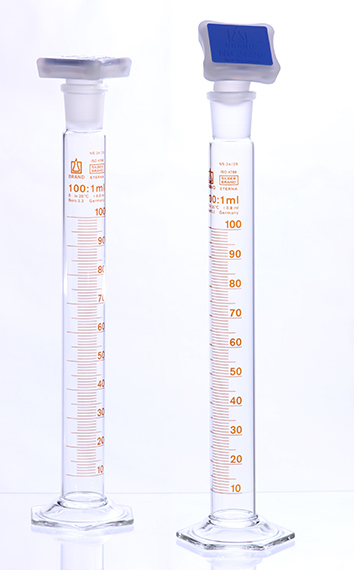 l05021600_schuettelzylinder SCHÜTTELZYLINDER 100 ml mit Polyethylen NS-Stopfen